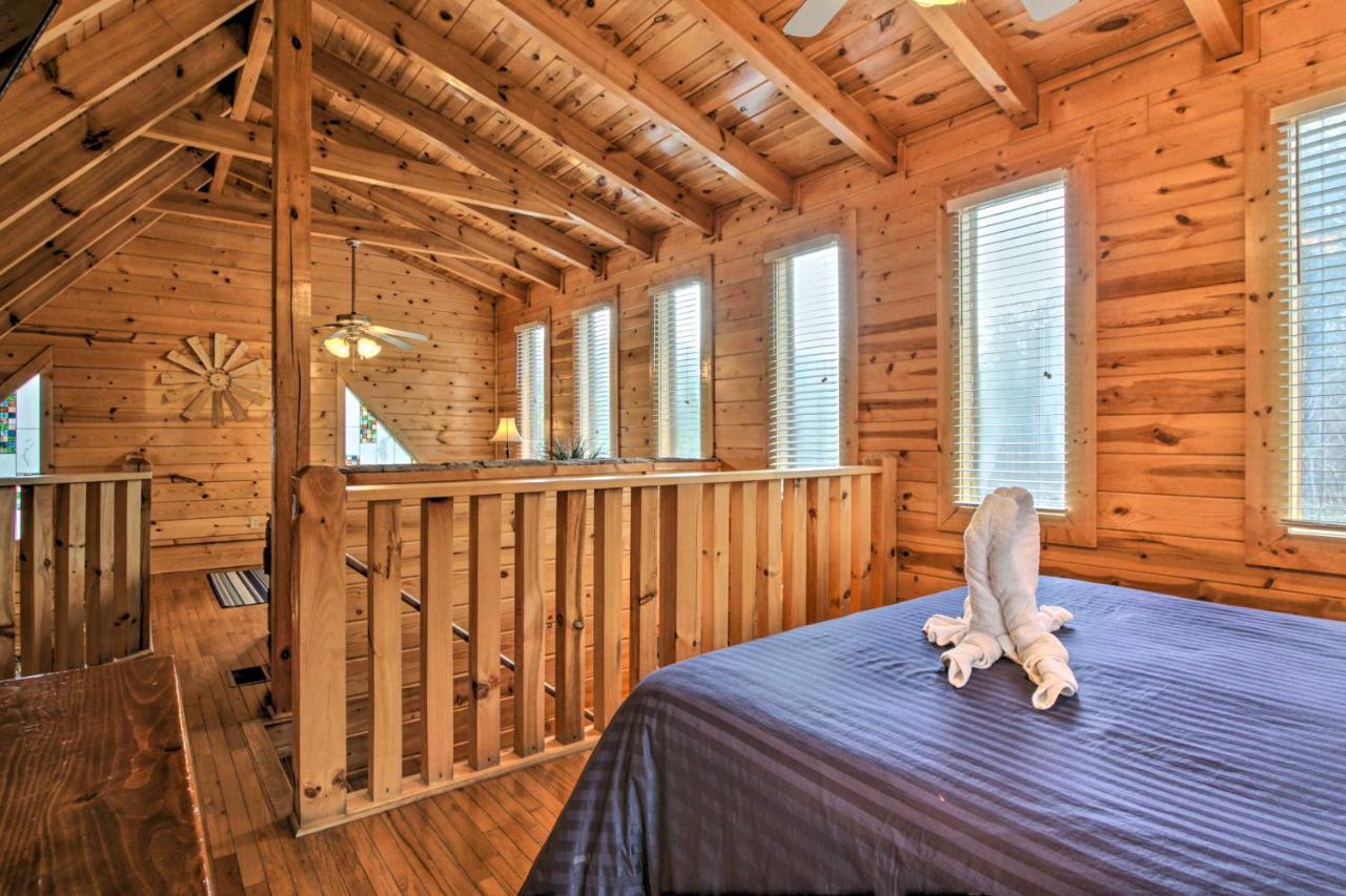 Romantic Cabin With Hot Tub In Pigeon Forge! Exterior photo